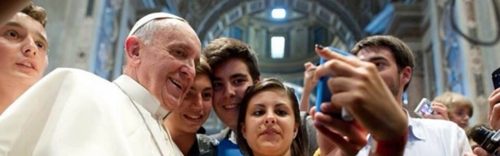papa-francesco-selfie-social-iquii